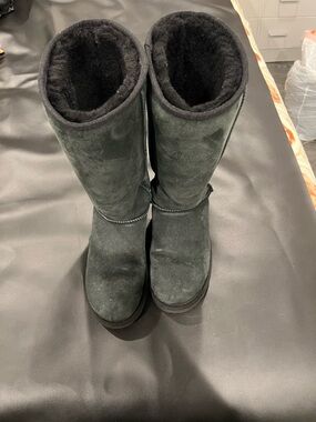 Uggs wonen Classic Tall Suede Winter Boots in Dark Green